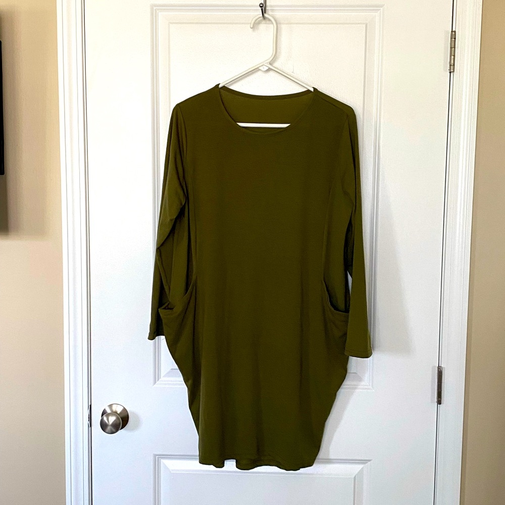 Knee length green dress with pockets soft comfortable loose fitting size medium